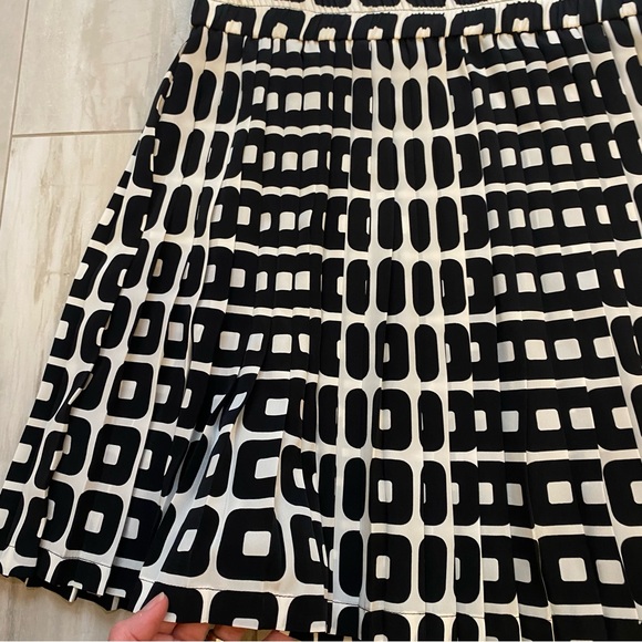 Banana Republic Black and White Geometric Print Pleated Elastic Waist Skirt - Picture 2 of 9